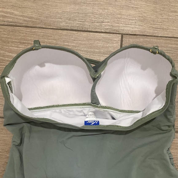 Bathing suit in excellent used condition - Picture 3 of 7